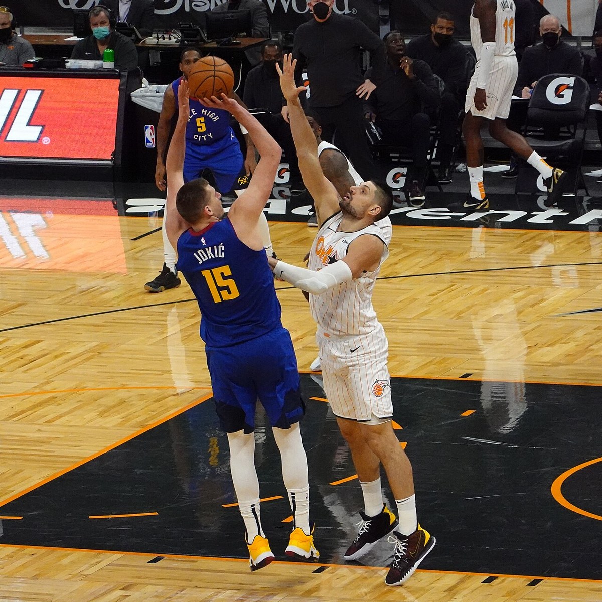Nikola Jokić shoots for Denver against Orlando in March 2021. Archival Denver–Orlando photograph; it is not from today’s game.