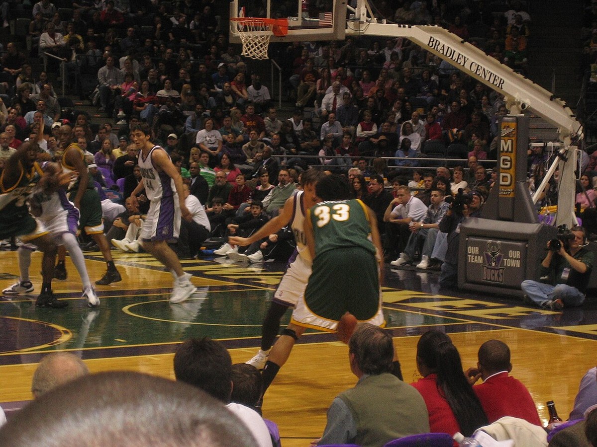 Milwaukee in green during a 2006 game against Seattle. Historical Bucks action photograph, not Wednesday’s opener.
