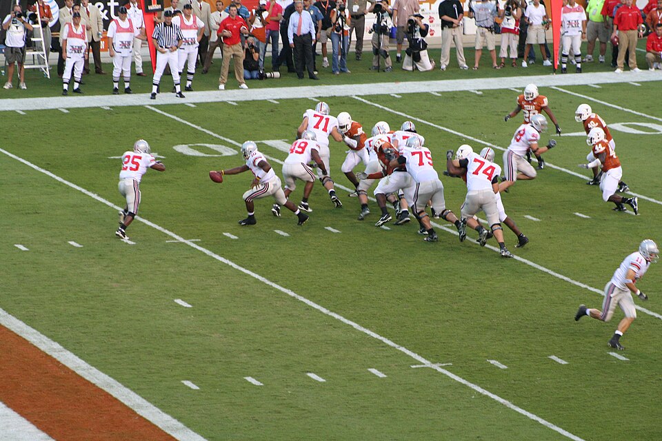 Ohio State’s Troy Smith handing off to Antonio Pittman against Texas on September 9, 2006. Historical action photo; neither is a current participant.